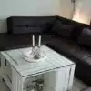 weißer Tisch aus Holzkisten
