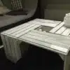 weißer Tisch aus Apfelkisten mit Glasplatte