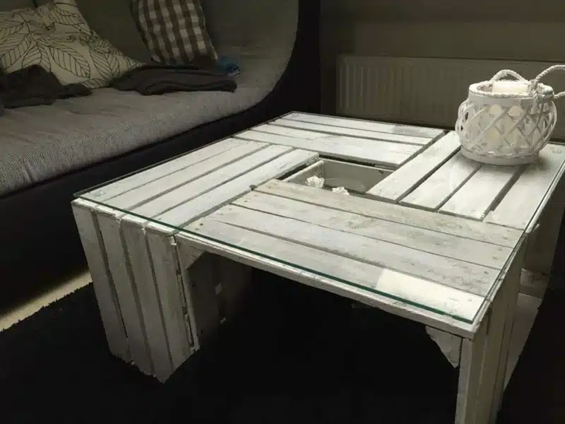 weißer Tisch aus Apfelkisten mit Glasplatte