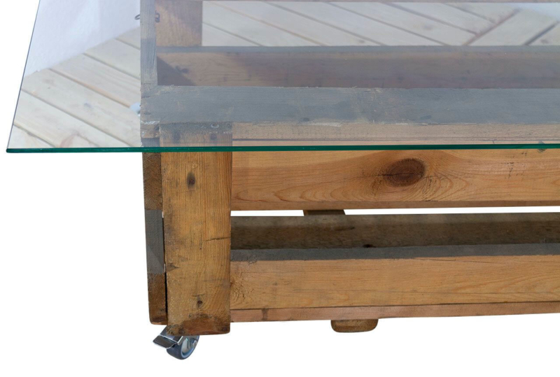Glastisch aus Holzkiste Munitionskiste auf Rollen