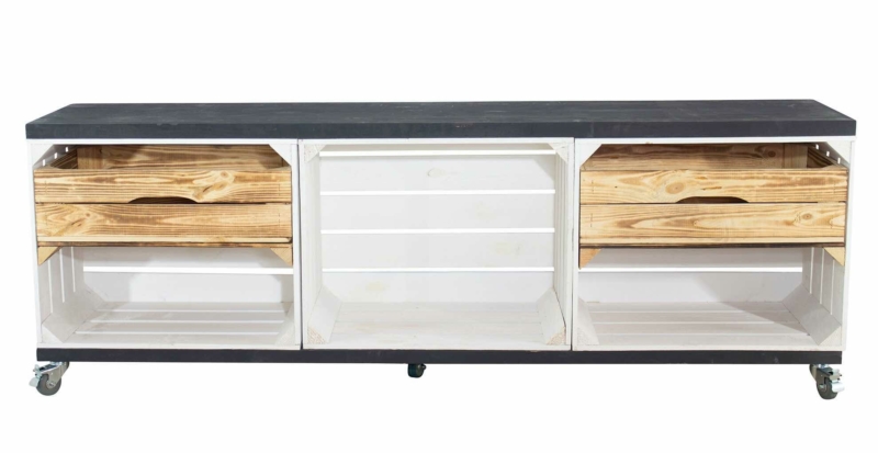 Holzkisten Regal in weiß mit Bohlenbretter in schwarz und Schubladen geflammt