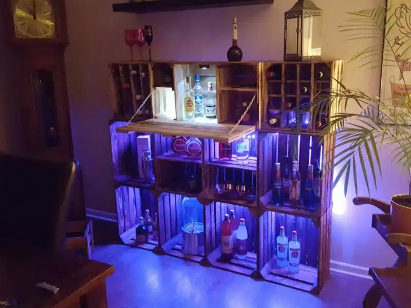 Minibar aus Holzkisten