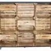 Raumtrenner aus Holzkisten in geflammt mit schwarzen Bohlenbretter