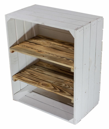 weisse-holzkiste-mit-regalboeden