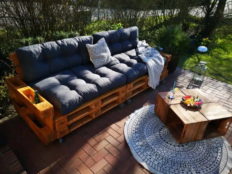 palettensofa-mit-palettenkissen-outdoor-set-diy-set-angebot