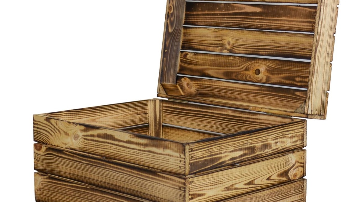 Große Holztruhe mit Deckel